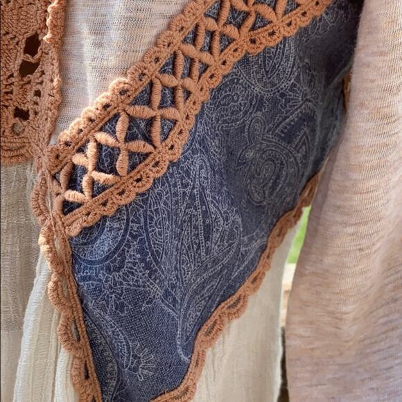 Gimmicks by BKE Cold Shoulder Open Back Embroidered Lace Boho Tunic Top Size S - Picture 4 of 11